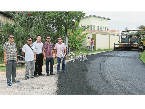  ■陳亞茂（左起）、李國章、鄧永森、李翰霖及李春源，巡視重鋪道路工程。