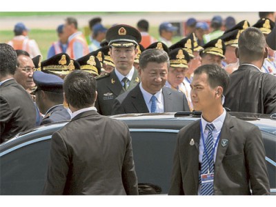 ■中國國家主席習近平（中）週四抵達金邊國際機場，走下專機后正準備乘坐專車離開。   （法新社）