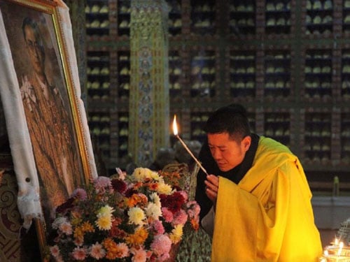 不丹國王為泰王點燭哀悼。(圖＼互聯網)