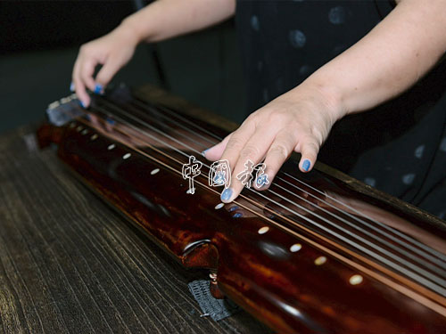 趙家珍老師彈奏的古琴聲深沉而渾厚，鏗鏘有力。就是這一雙巧手，彈出天籟般的旋律，也為電影《赤壁》增色不少！