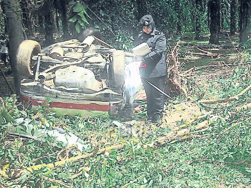 轎車在行駛途中，先后猛撞防護欄及大樹后翻覆，造成二死4傷。 