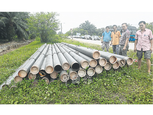 雷健強（右2）與沙叻小鎮的商民發現路旁放置多個涵管，查詢之下得悉是天然氣輸送管。