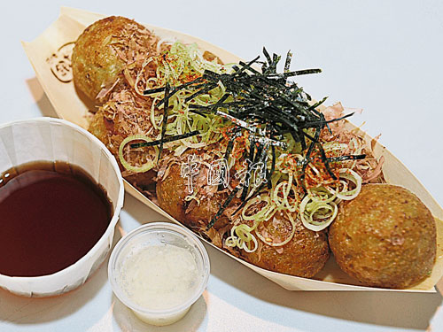 Negidako Takoyaki配料為白蘿蔔泥、青蒜、紫菜乾和柴魚片，然後再配搭天婦羅醬一起食用，味道清爽不油膩。