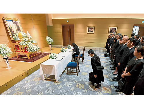 旅居日本的泰國民眾到東京泰國大使館拜祭泰王。（法新社）