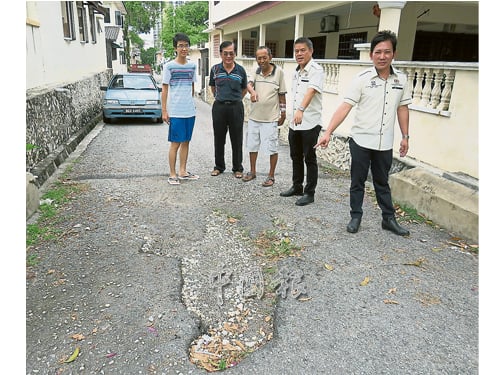 居民向金鑾州選區第14區居民代表委員會投訴花園道路路爛不堪；右起為林華正、趙啟興、王生福、張玉釗和方漢耀。