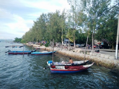 受農曆九月十六漲潮及颱風西移影響，新甘光碼頭曼絨河水位微漲。