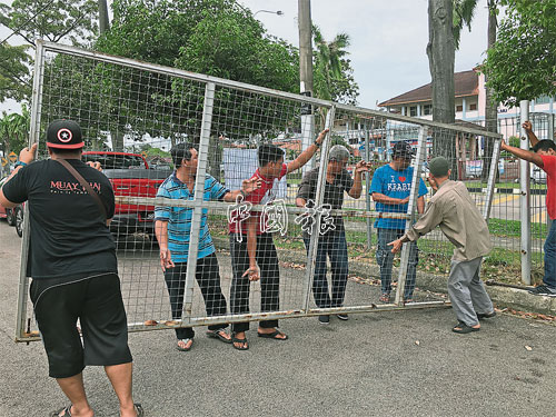  ■因不满围篱带来麻烦，居民们等不及巴西古当市议会行动，自掏腰包把围篱拆下。