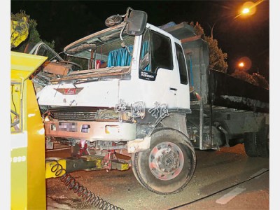 ■羅厘在事發后因駕駛廂受損，必須由拖車帶離現場。