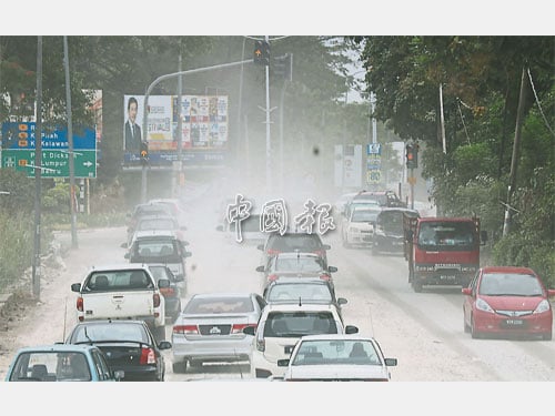  ■車輛行駛在“波浪路”時，揚起大量沙塵。