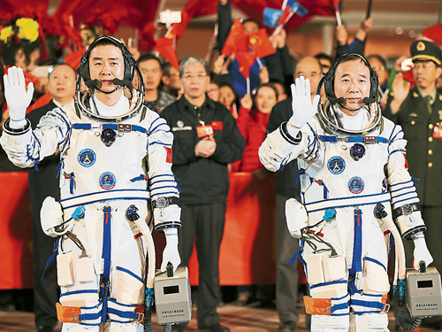 宇航員景海鵬（左）、陳冬在出征前揮手。（歐新社）