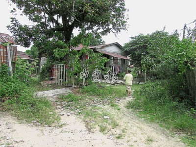 位于關丹武吉烏美內陸地段，住有14戶住戶，遭地主逼遷。