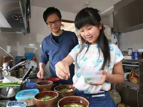 阿花努力生活的样子感觉特别幸福，每一天都遵守着跟妈妈的约定：努力生活，好好吃饭。在他旁边的是爸爸安武信吾。图/互联网