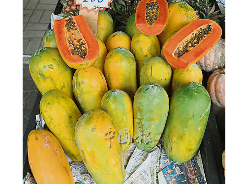木瓜供過于求，價格大跌，一些商販更標價為每公斤2令吉。