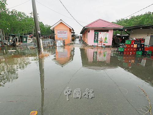 瓜拉蘆骨漁船碼頭因為漲潮和豪雨，導至部分地區出現輕微淹水。