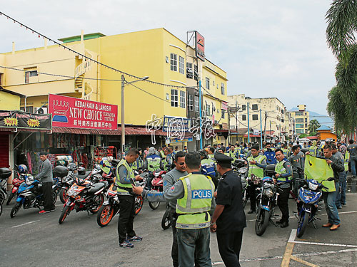 150人左右的“柔州警察親善摩哆車隊”浩浩蕩盪抵達東甲，引起民眾注意。