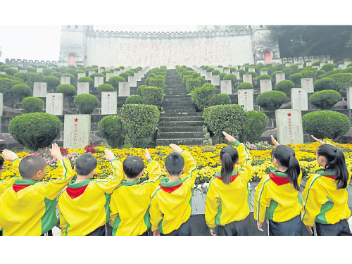  ■紀念紅軍長征勝利80週年系列活動啟動儀式和敬獻花籃儀式，週五在貴州省赤水紅軍烈士陵園舉行。圖為少先隊員週五向烈士墓碑敬禮。（新華社）