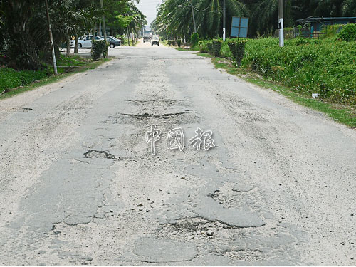 工業區道路嚴重損壞，車輛左閃右避，已無“路”可“閃”。 