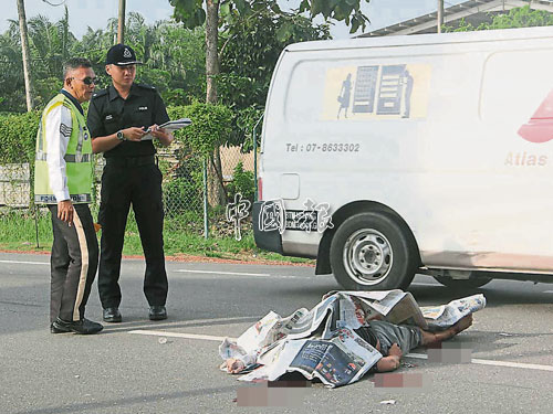 陳亞妹被撞跌倒臥在路上，當場傷重不治，交警查案官利查（左2）趕抵現場調查。