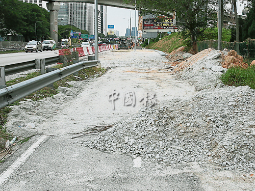 部分路段正進行工程而關閉摩哆專用道，迫使騎士只能在大路上行駛。