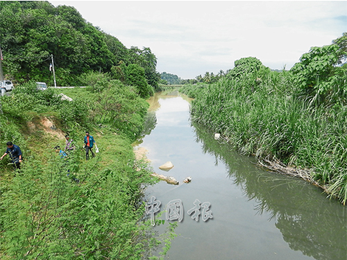 加影市議會分二階段進行沿河檢查工作，包括在河道保留地、工業區及住宅地段檢查，同時發出各項罰單給違例者。