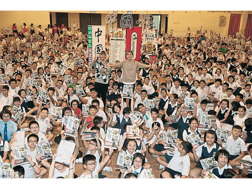 東于哲出席書展的校園造勢活動，獲得蒲種益智華小的學生熱烈歡迎。