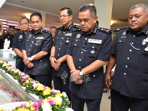 沙巴副警察總監阿旺沙阿里（右2）率領州警隊高層，向陳沛武致敬。