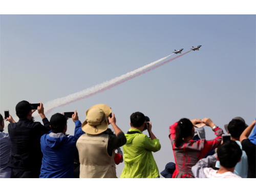 中國空軍八一飛行表演隊殲-10戰機進行編隊飛行，攝影記者都拿起相機留下精彩的一刻。（路透社）