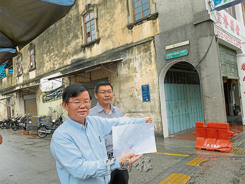 曹观友（左）与郑来兴指出，槟著名潮州煎蕊“新店”只申请更新与维修厕所的工程图测，才被市政厅对付