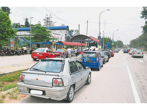 車主冒著被交警取締的風險，被迫把轎車停泊在火車站馬路旁。