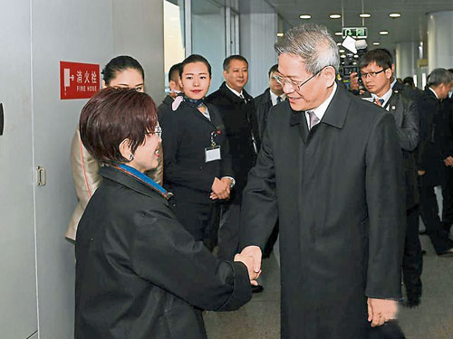 洪秀柱周一下午抵達北京首都機場，大陸國台辦主任張志軍(右)前往接機。（新華社）