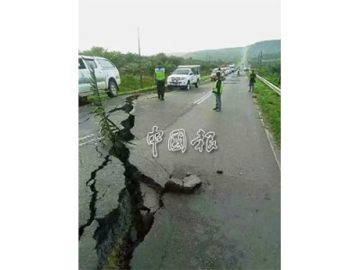 ■地底泥土流失，造成路陷，受影響路面約200公尺，情景猶如被地震震開。