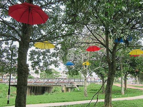  ■一抵達華央路橋樑處，就可以看到色彩奪目的雨傘，吸引人進入公園欣賞。