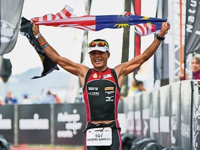 ■安姆蘭重奪浮羅交怡IRONMAN大馬冠軍，衝線時揮舞國旗慶祝。（IRONMAN MALAYSIA提供照片）