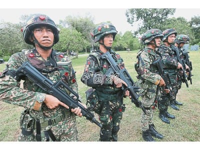 ■來自大馬陸軍的士兵（左和左3），首次和中國混編聯組戰斗部隊，參與“紅藍激光模擬對抗系統”操演；大馬士兵都是持著中國制造的“95-1式自動步槍”。