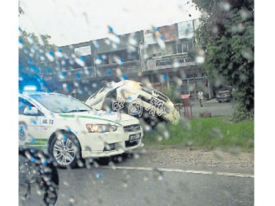 ■歹徒做賊心虛，遇巡警后乘車逃竄，不幸失控撞向路邊，當場被捕。