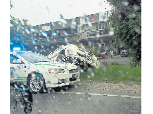 ■歹徒做賊心虛，遇巡警後乘車逃竄，不幸失控撞向路邊，當場被捕。