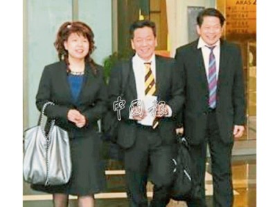 ■楊薇諱（左起）、黃培根及陳長峰受警方傳召錄取口供，助查行動黨黨員舉行的一項和平集會。