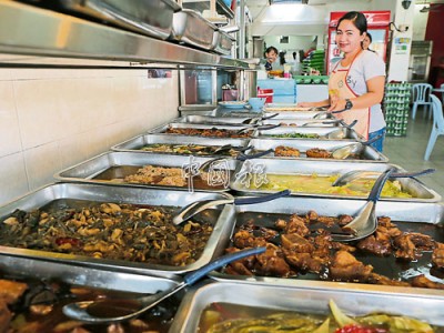 ■本地雜飯業者都會推出數十道菜色供顧客選擇，為忙碌人解決一日三餐。