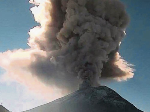  ■波波卡特佩特火山爆發。 