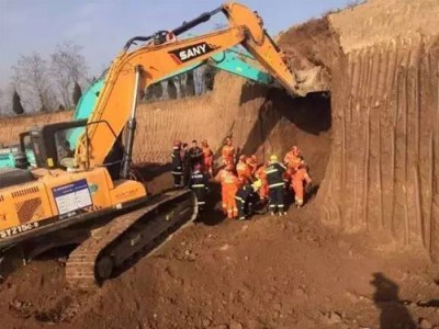 救援隊出動神手清理崩塌渣土。圖∕三秦都市報