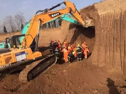 救援隊出動神手清理崩塌渣土。圖∕三秦都市報