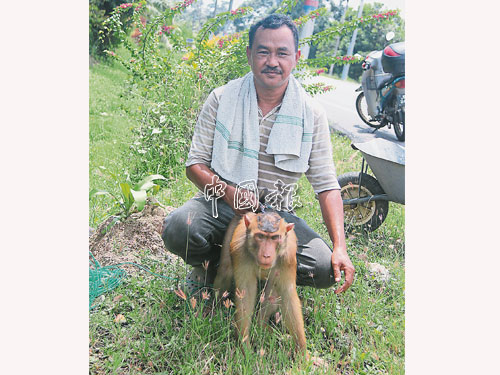  阿茲占與其飼養的小白，建立了長久的感情和默契。