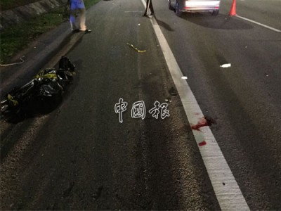 事后，馬路上遺留斑斑血漬。