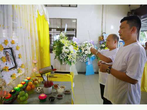 马志成（右起）和林浈祥到小丑崔汉明丧府，上香拜祭死者。