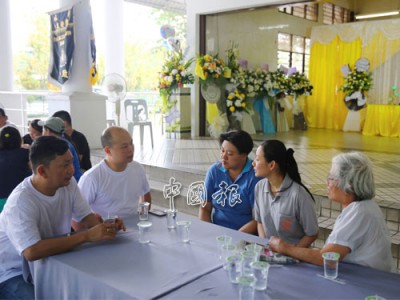 馬誌成（左起）和林湞祥慰問崔漢明家人，即崔寶萍、孫秀晶和邱素賢。