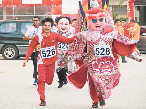  奔跑吧，電音娃娃！逗趣的電音娃娃沿街義跑，考驗體力與耐力。