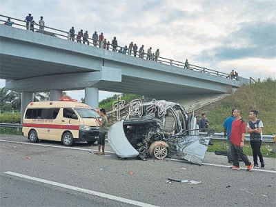 ■休旅車撞得如同廢鐵。