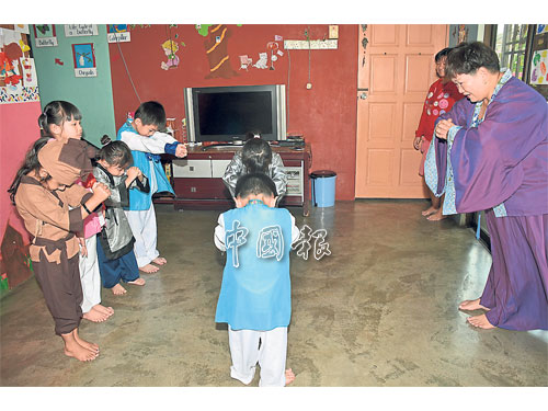  ■幼稚園學生每逢週二週四穿漢服上課，由黃琬親（右）教導學習古代傳統禮儀。