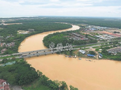 ■關丹市因日前下傾盆豪雨后，連河流也變泥黃色。