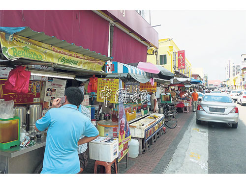  ■隨著市區內的街邊小販全部集中在貪食街營業，令貪食街的小販攤位從40攤增加至60攤左右。 